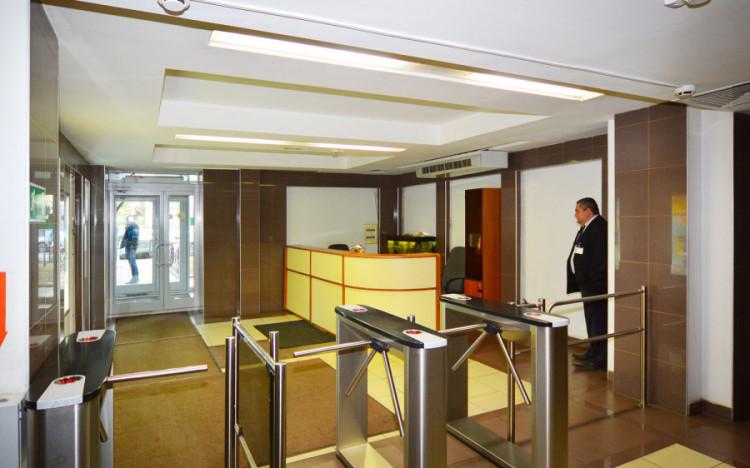 Вид входной группы внутри зданий