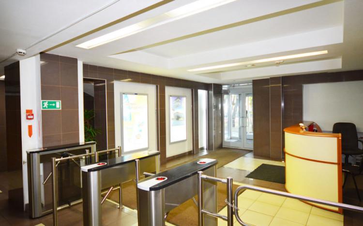 Вид входной группы внутри зданий