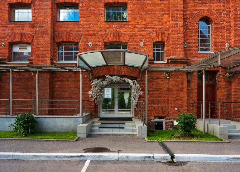 Платформа: Вид входной группы снаружи